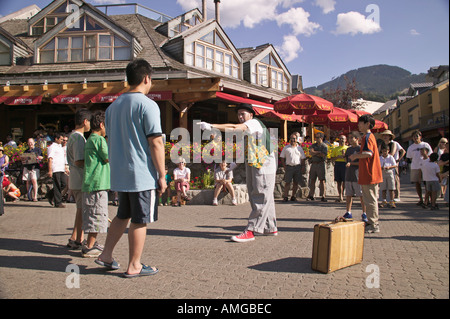 MIME unterhält Touristen auf dem Dorfplatz in Whistler Village Whistler, British Columbia Kanada Stockfoto