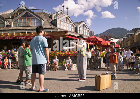 MIME unterhält Touristen auf dem Dorfplatz in Whistler Village Whistler, British Columbia Kanada Stockfoto