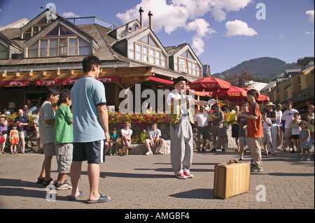 MIME unterhält Touristen auf dem Dorfplatz in Whistler Village Whistler, British Columbia Kanada Stockfoto