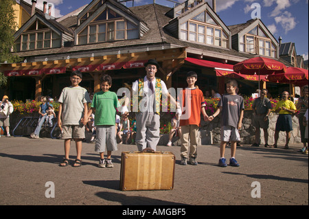 MIME unterhält Touristen auf dem Dorfplatz in Whistler Village Whistler, British Columbia Kanada Stockfoto