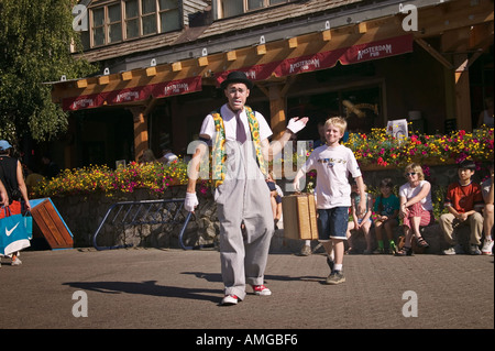 MIME unterhält Touristen auf dem Dorfplatz in Whistler Village Whistler, British Columbia Kanada Stockfoto