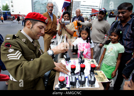 Deutschland-BERLIN-Touristen, die ihre Pässe gestempelt von einem gefälschten Soldaten am Checkpoint Charlie Foto GERRIT DE HEUS Stockfoto