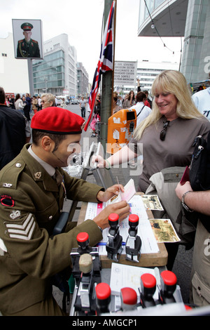 Deutschland-BERLIN-Touristen, die ihre Pässe gestempelt von einem gefälschten Soldaten am Checkpoint Charlie Foto GERRIT DE HEUS Stockfoto