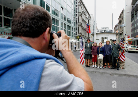 Deutschland-BERLIN-Touristen posiert mit gefälschten bei am Checkpoint Charlie Foto GERRIT DE HEUS Stockfoto