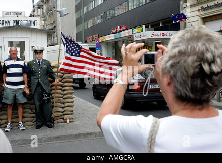 Deutschland-BERLIN-Touristen posiert mit gefälschten bei am Checkpoint Charlie Foto GERRIT DE HEUS Stockfoto