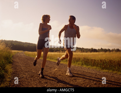 Paar auf Dirt Road, Maine, USA Stockfoto