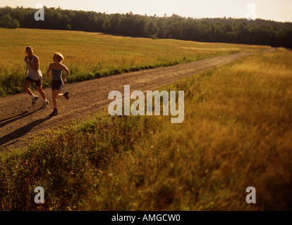 Paar auf Dirt Road, Maine, USA Stockfoto