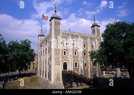 Tower von London, The White Tower Union Jack Flagge 12. Jahrhundert Norman Architektur Bergfried Festung England UK Englisch Stockfoto