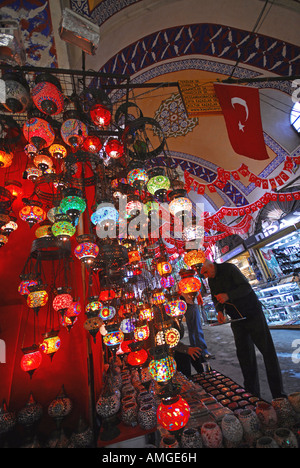 ISTANBUL-Shop Verkauf von bunten Glas Laternen auf dem Basar (Kapali Carsi). 2007. Stockfoto