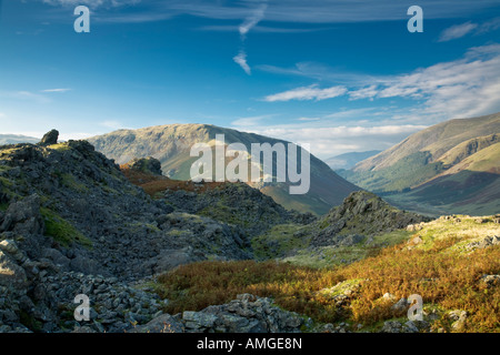 Spitze Felsen mit Blick auf Rydal fiel Sitz Sandale und große Rigg Lake District Stockfoto