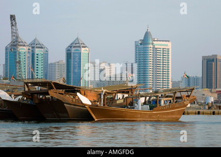 Hi-Turm Gebäude, Al Sharjah, arabischen hölzernen Dhaus, traditionelle Segelschiffe. Boote in den Creek, Umm al-Quwain, Vereinigte Arabische Emirate Stockfoto