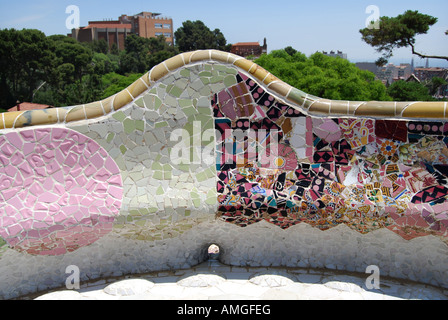 Detail der Mosaikwand im Parc Güell Barcelona Spanien Stockfoto