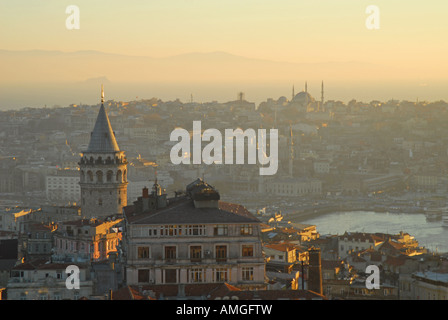 ISTANBUL, TÜRKEI. Einen Abend Blick auf Pera und Galata im Herbst / Winter, mit der Galata-Turm auf der linken Seite. 2007. Stockfoto