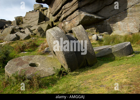 Verlassene Mühlsteine auf Stanage Edge in der Nähe von Hathersage im Peak District Stockfoto