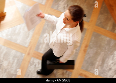 Geschäftsfrau unterwegs Stockfoto