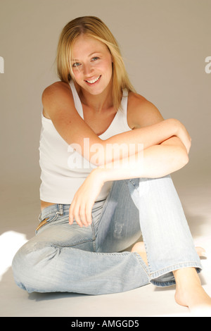 Hübsche blonde Mädchen sitzen Stockfoto