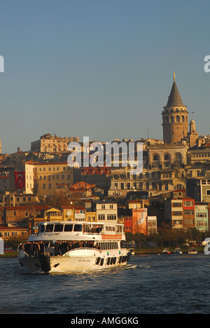 ISTANBUL Bosporus Pendler Fähre Ankunft in Eminönü, mit der Galata-Turm hinter. 2007. Stockfoto