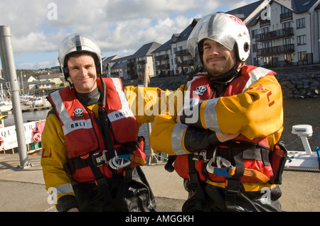 zwei männliche RNLI inshore Rettungsboot Aberystwyth Besatzungsmitglieder auf Aberystwyth Kai nach einer Praxis Schulung Stockfoto