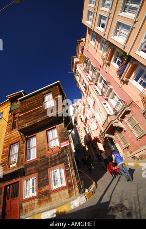 ISTANBUL, TÜRKEI. Eine steile Straße (Bogazkesen Caddesi) im Stadtteil Beyoglu. 2007. Stockfoto