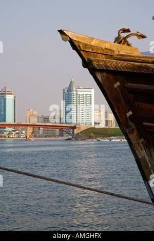 Hochhaus Gebäude, Al Sharjah, arabischen hölzernen Dhaus, traditionelle Segelschiffe. Boote in den Creek, Umm al-Quwain, Vereinigte Arabische Emirate Stockfoto