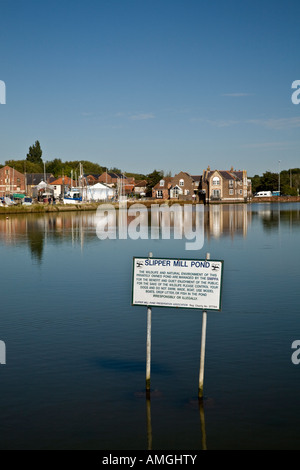 Der Pantoffel Mühlenteich mit Zeichen und umliegenden Grundstücke, Emsworth, Hampshire, UK. Stockfoto