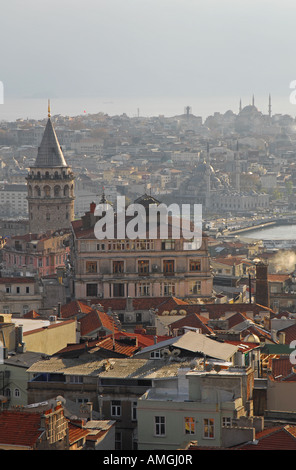 ISTANBUL Abend Blick auf Pera und Galata vom Dach des Marmara Pera Hotel, mit der Galata-Turm auf der linken Seite. 2007. Stockfoto