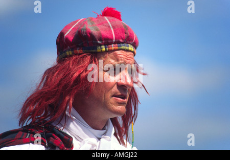 Straße Entertainer trug einen schottischen Tammy Hut, oder sehen Sie Jimmy Hut, mit roten Haaren Stockfoto