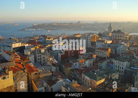 ISTANBUL, TÜRKEI. Ein Winter-Blick vom Mikla Restaurant in Beyoglu, das Goldene Horn, den Bosporus und das Marmarameer. Stockfoto