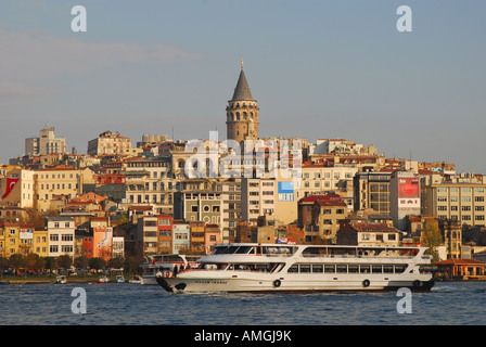 ISTANBUL, TÜRKEI. Bosporus Fähre am Goldenen Horn Eminonu, mit der Galata-Turm hinter nähert. 2007. Stockfoto