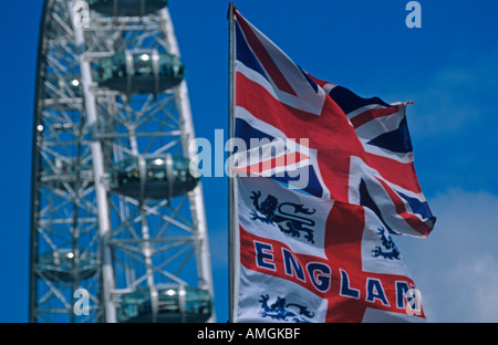 London Eye & Union Jack Flagge Großbritannien-Sommer Stockfoto