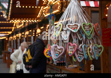 herzförmige Lebküchen hängt an einem Weihnachtsmarkt Stall mit Touristen Surfen in Berlin Deutschland Stockfoto