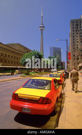 Reihe von Taxis geparkt auf Straße mit CN-Tower in Ferne, Toronto, Ontario, Kanada Stockfoto