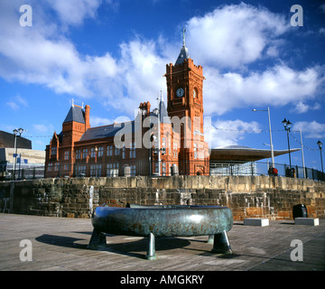 Pierhead Building and Celtic Ring Sculpture von Harvey Hood 1993, Cardiff Bay, Cardiff, Wales, Großbritannien. Stockfoto