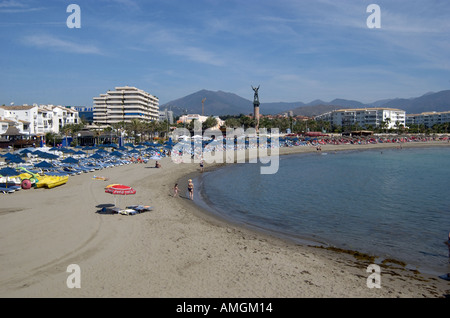 Levante-Strand (Playa) mit La Concha Berge & La Victoria-Statue im Zentrum von Puerto Banus, Costa Del Sol, Südspanien Stockfoto