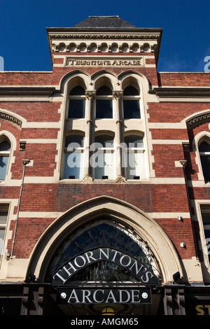 Der Eingang zum Thorntons Arcade auf Briggate in Leeds, West Yorkshire England Stockfoto