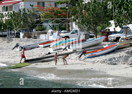 Junge Menschen und Jollen am Strand traditionelle Insel Dorf von Corossol St. Barts hochgezogen Stockfoto