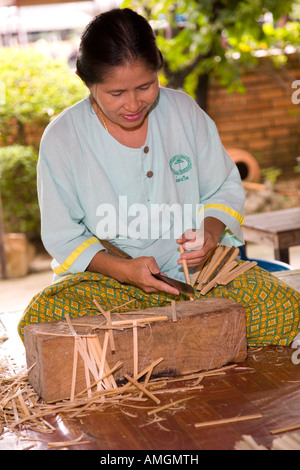 Asiatisches Kunsthandwerk Geschäfte an Borsang, oder Bo Sang, oder Bor sang. Frau mit Sonnenschirm und Sonnenschirm Craft, Chiang Mai, Asien, Thailand Stockfoto