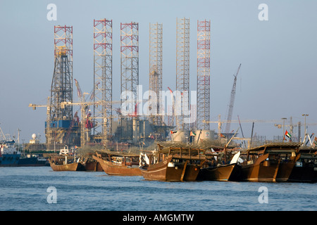 Aufbocken einer Ölbohrinsel und eines Hafens, Docks und arabischen Dhows in Al Sharjah - Khalid Port of Sharjah am Bach, Vereinigte Arabische Emirate Stockfoto