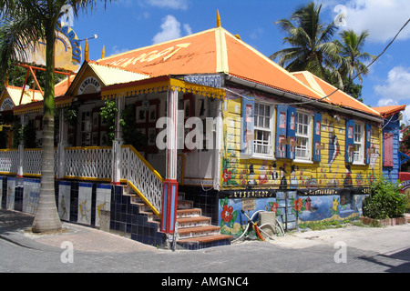 Bunt dekorierte L'Escargot französisches Restaurant Front Street Philipsburg St. Maarten Stockfoto