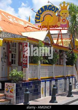 Bunt dekorierte L'Escargot französisches Restaurant Front Street Philipsburg St. Maarten Stockfoto