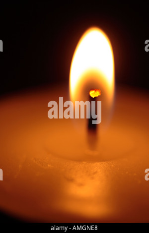 Vertikale Nahaufnahme der Kerzenflamme Stockfoto