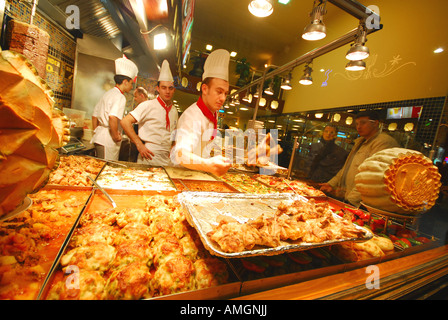 ISTANBUL. Eine typische "Lokanta" Restaurant auf der Istiklal Caddesi dienen beheizt Fertiggerichte Essen oder mitnehmen. 2007. Stockfoto