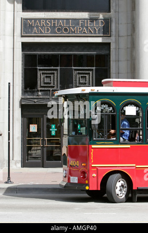 Trolley-Bus außerhalb Marshall Fields Kaufhaus State Street Chicago Illinois USA Stockfoto