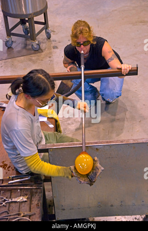 Glasbläsern bei der Arbeit in der Canberra-Glashütte Stockfoto