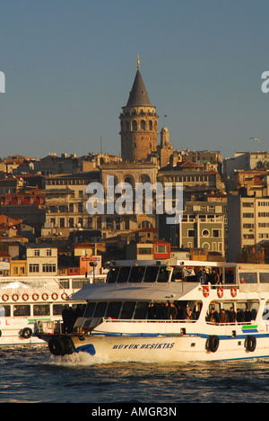 ISTANBUL Bosporus Pendler Fähre Ankunft in Eminönü, mit der Galata-Turm hinter. 2007. Stockfoto