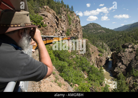 Ein Tourist nimmt ein Foto von der Durango zu Silverton Schmalspur Ausflugszug in Colorado. Stockfoto