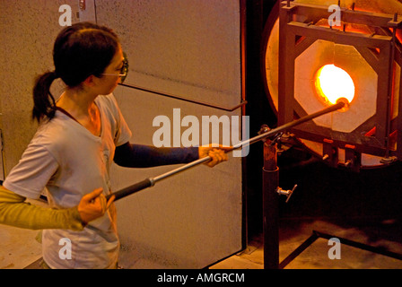 Glas-Künstler bei der Arbeit in der Canberra-Glashütte Stockfoto