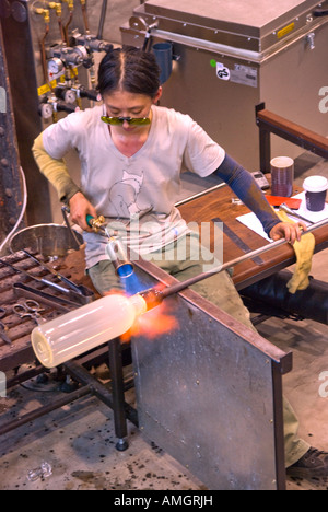 Glas-Künstler bei der Arbeit in der Canberra-Glashütte Stockfoto