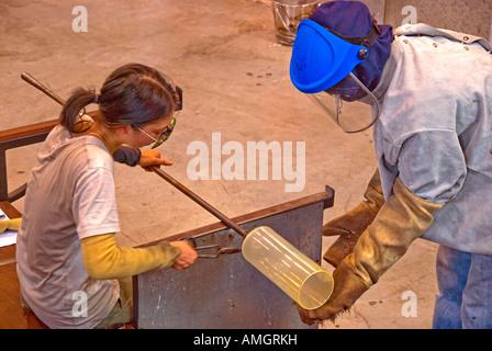 Glas-Künstler bei der Arbeit in der Canberra-Glashütte Stockfoto