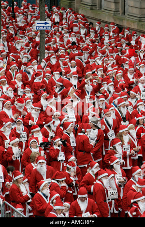 Über 10000 Menschen verkleidet als Weihnachtsmann versuchen den Guinness-Weltrekord in Nordirland Derry Stockfoto